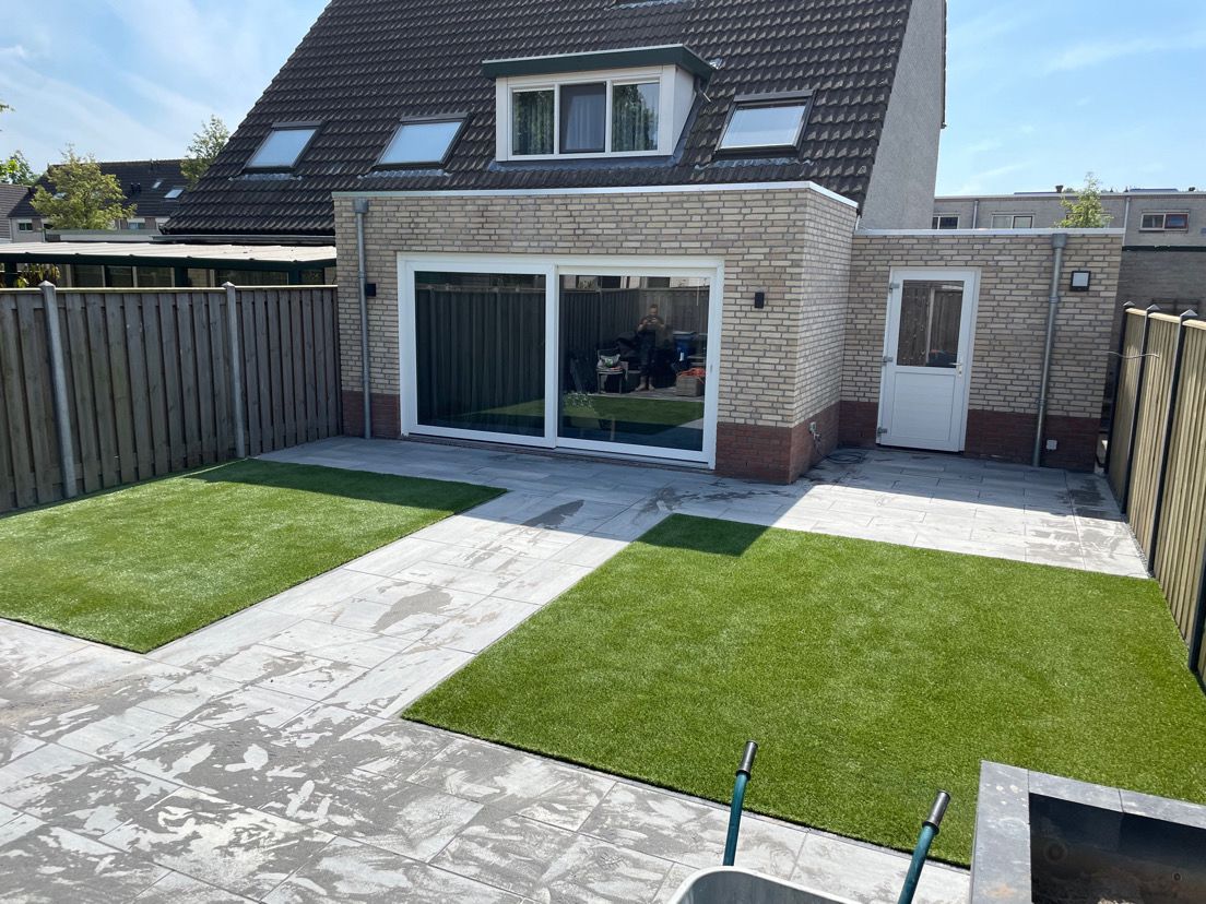 Tuinrenovatie met strakke betontegels en kunstgraszones, Heerhugowaard, Rato Bouw